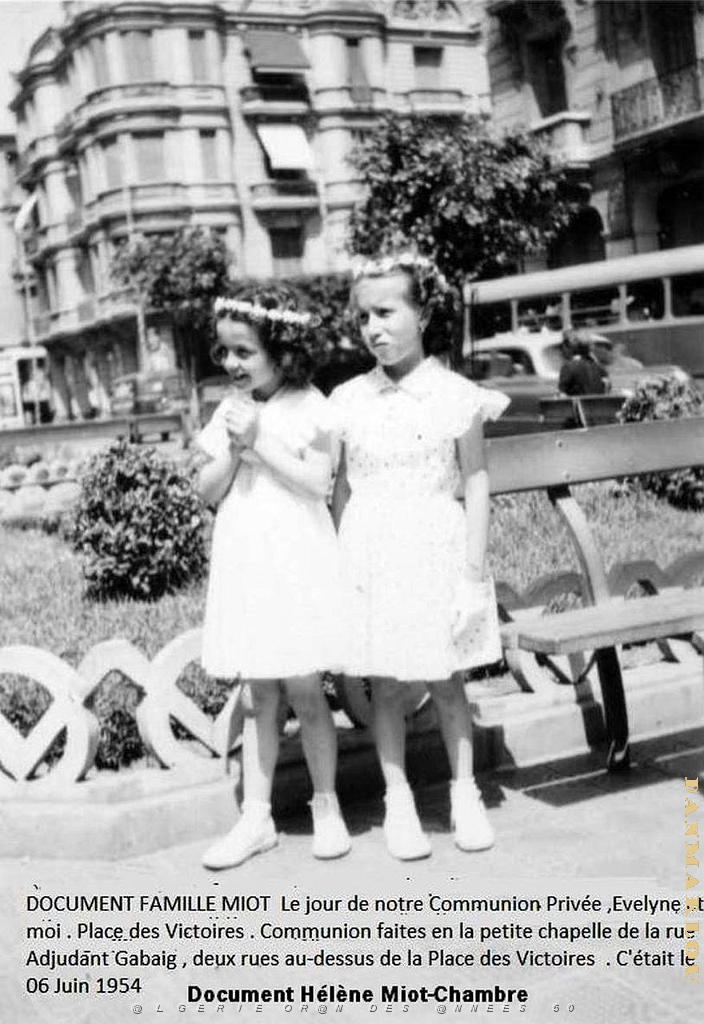 1954 06 06 COMMUNION PRIVEE  Place des VICTOIRES.JPG